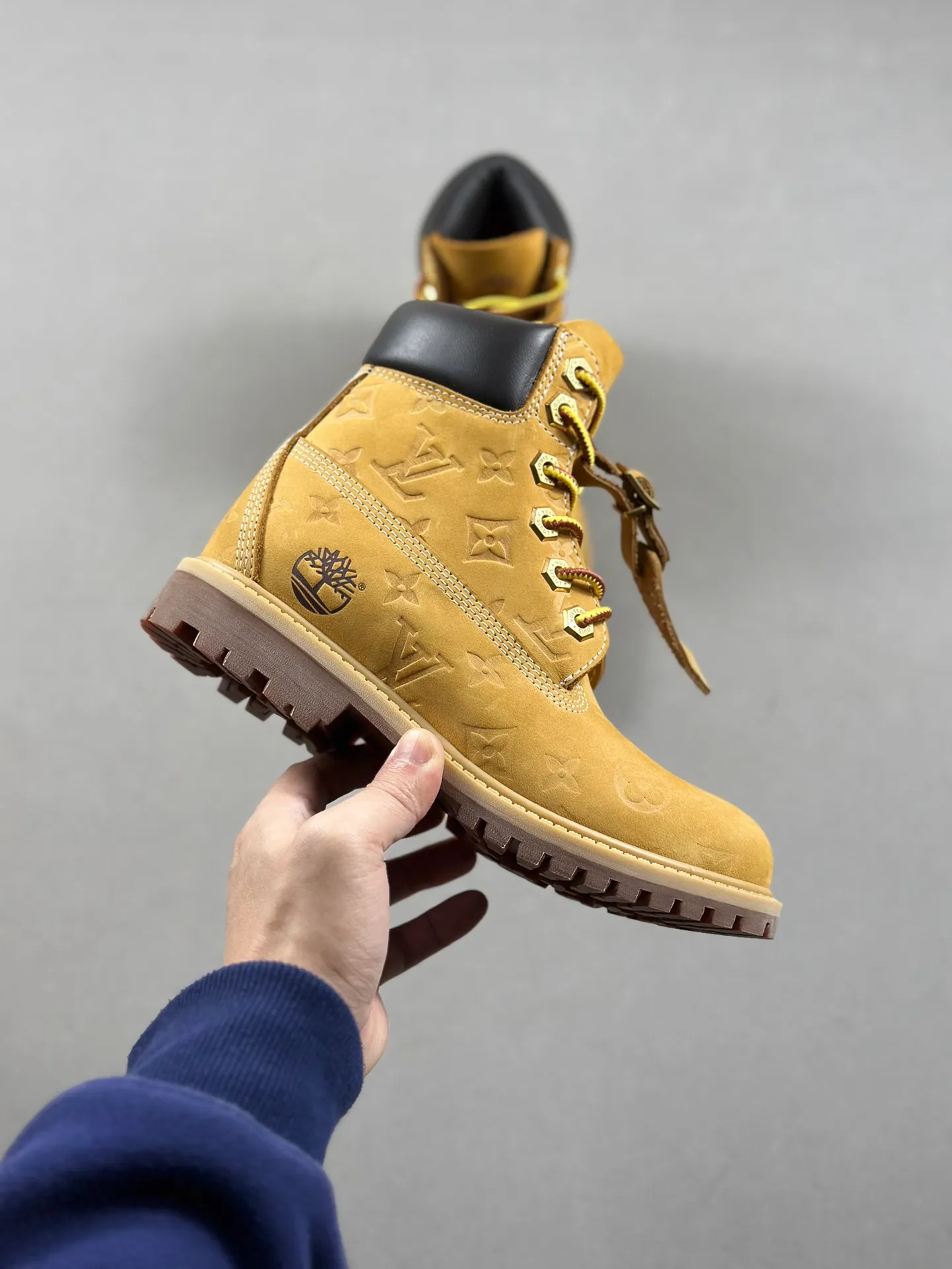 Local pick-up 💰1100 supports delivery. The same style of Jiaer is pure and original. Produced by Zhongshan Factory. Louis Vuitton As the first collaboration between the two parties, this shoe redefines the classic design of Timberland's 6-inch rhubarb boots. Timberland/Timberland's 6-inch all-over presbyopic rhubarb boots pay homage to the classic yellow boot shape of the 1996 Grandmaster Flash. Original hardware molded lace buckles. Newly upgraded top-notch craftsmanship. OEM by Zhongshan factory. Original imported leather. Independent private mold outsole, correct logo, not the wrong version on the market. Original and consistent full head-layer nubuck leather collar. All cow lining Brand new original packaging shoe box Exclusive supply to the market Official item number: 1AD7YN Size: 35 36 37 38 39 40 41 42 43 44 45 46